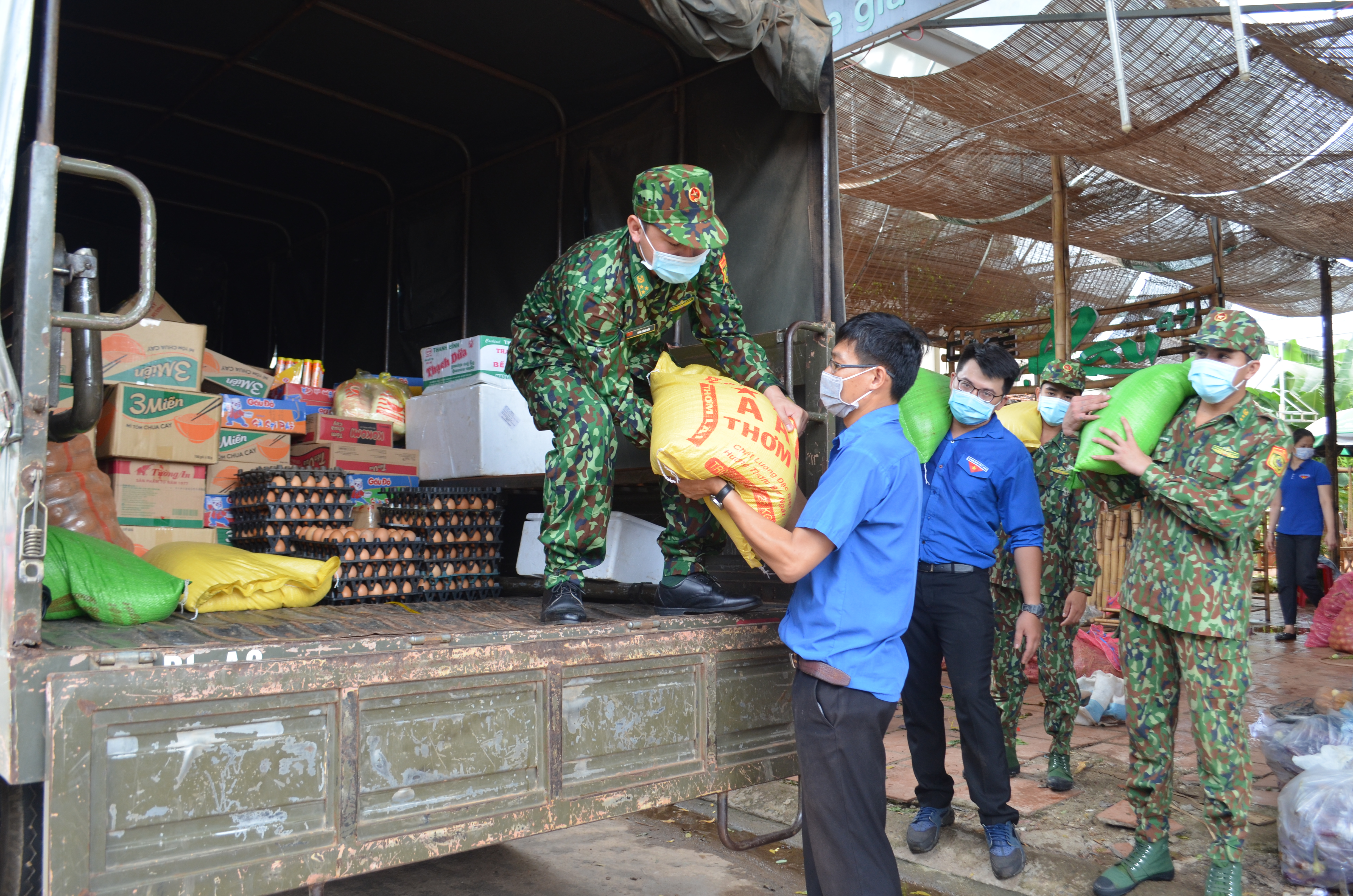 Bộ đội Biên phòng Đắk Lắk tiếp nhận hơn 1 tấn nhu yếu phẩm hỗ trợ phòng, chống dịch Covid-19